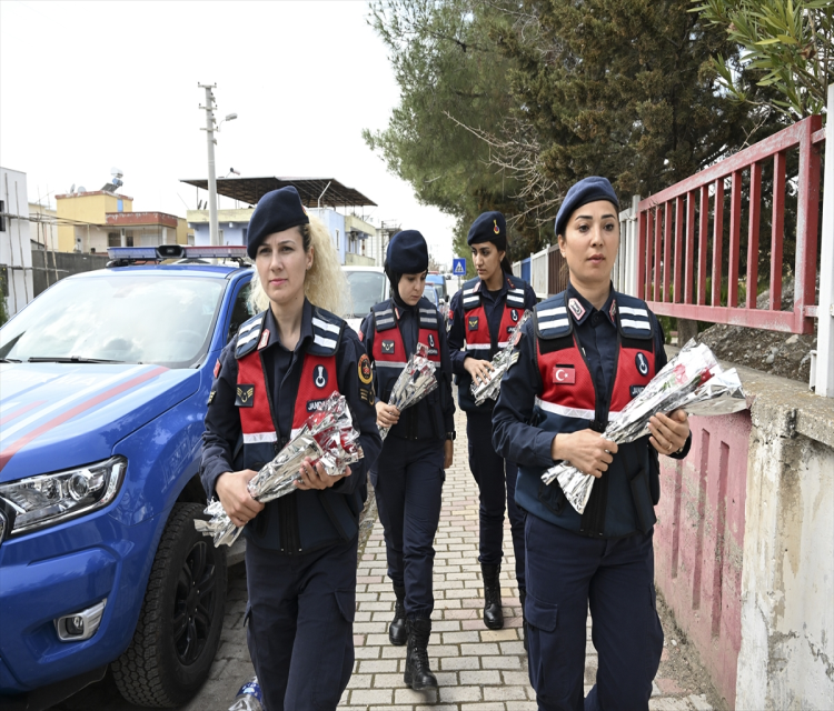 Kahramanmaras'ta kadin astsubaylardan depremzede kadinlara 8 Mart sürpriziIzzet Mazi