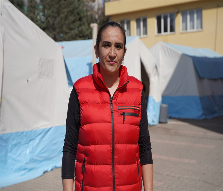 Depremzede üç kiz kardes, diger afetzedelerin yaralarini sarmak için çaba harciyorGamze Nur Sari,Ömer Faruk Salman