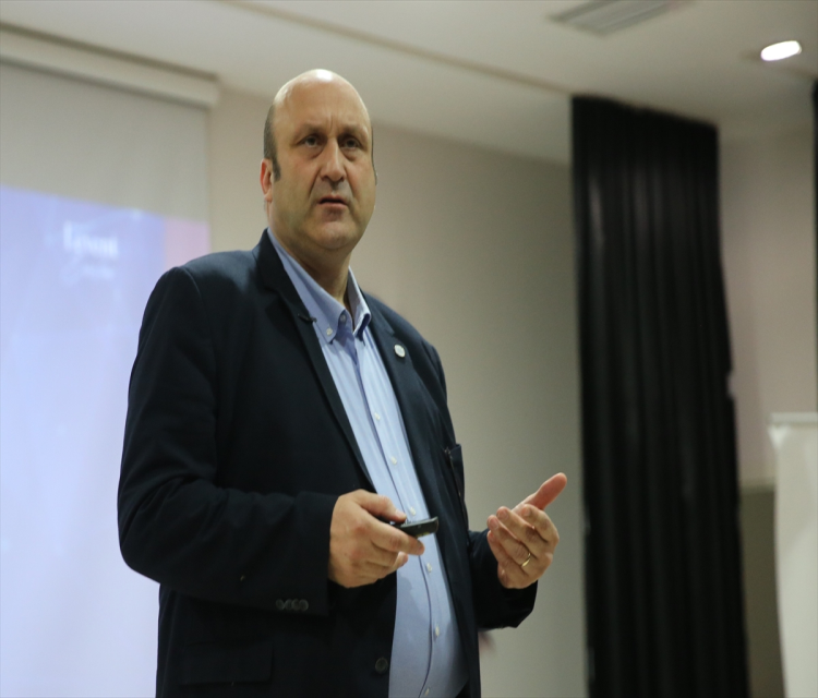 Mardin'de "Deprem ve Teknolojik Önlemler" semineri düzenlendi Halil Ibrahim Sincar- SODIMER Baskani Prof. Dr. Eraslan:
- "Öncelikle kamunun, devletin ve yetkililerin hesaplarina bakmaliyiz. Önümüze gelen her bilgiyi sosyal medyada dolasima sokmayalim. Böylesi durumlarda hep itidali öneriyorum"