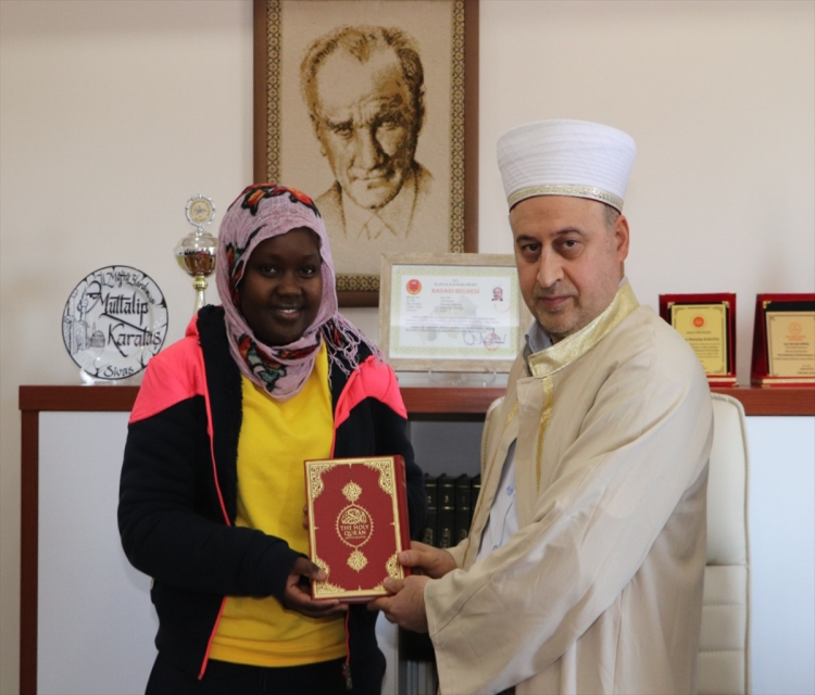 Sivas'ta Müslüman olan Ugandali kadin Zeynep ismini aldiGöksel Cüneyt Igde