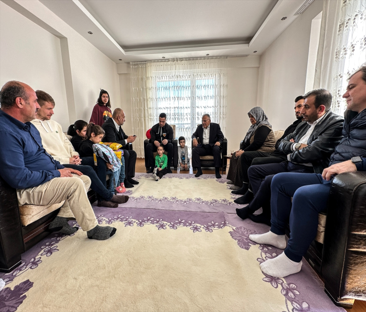 Kayseri'deki depremzede aileye "Kayserispor" morali Murat Asil