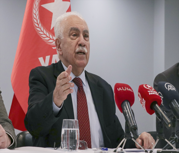 Vatan Partisi Genel Baskani Perinçek'ten HDP'nin hesaplarindaki blokenin kaldirilmasina tepki:Firat Tasdemir- "Anayasa Mahkemesi aldigi kararla Anayasa'yi çignemistir"