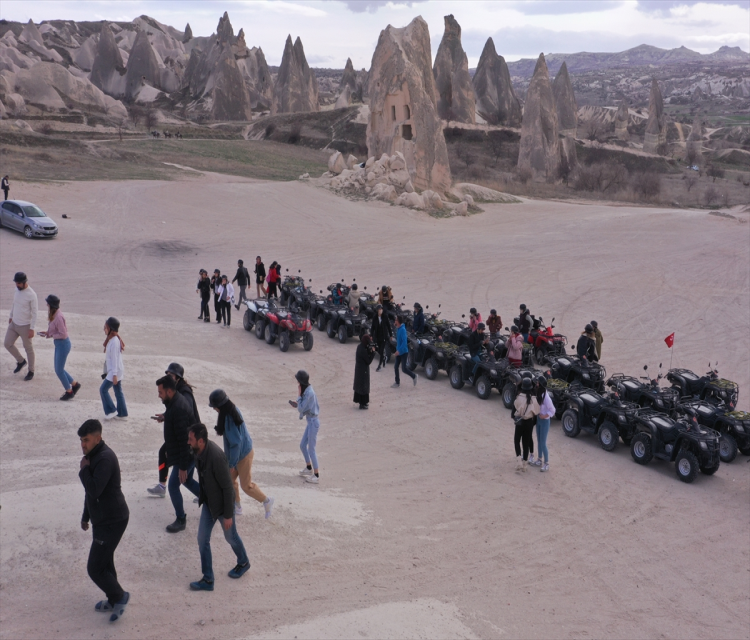 Depremzede gençler arazi araçlariyla Kapadokya'yi gezdiBehçet Alkan