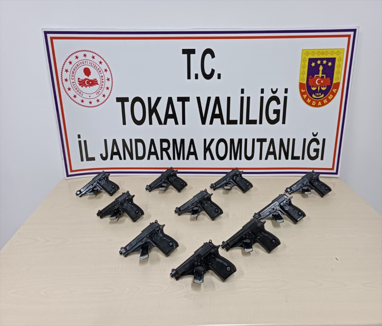 Tokat'ta bir araçta 10 tabanca ele geçirildiEkber Türkoglu
