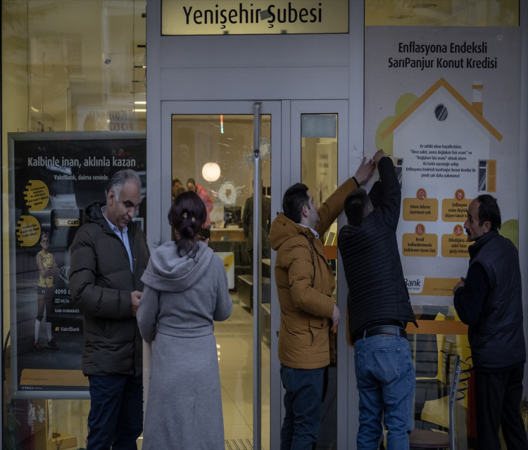 Ankara'da banka karti verilmemesine sinirlenen süpheli banka subesine ates açtiAykut Karadag- Pompali tüfekle ates açtigi banka subesindeki bir görevliyi yaralayan süpheli gözaltina alindi