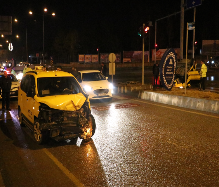 Erzurum'da iki taksinin çarpismasi sonucu 3 kisi yaralandiYunus Hocaoglu