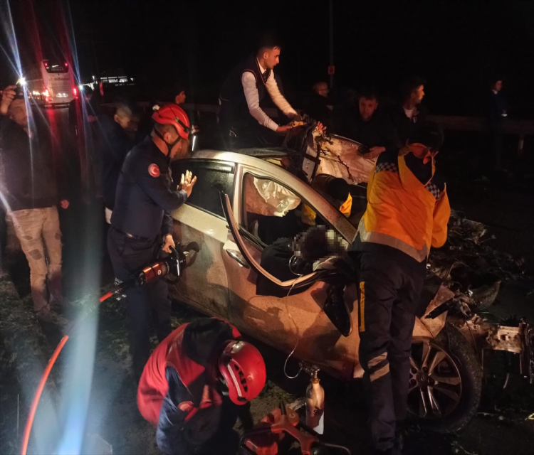 Balikesir'de üç aracin karistigi trafik kazasinda 1 kisi öldü, 2 kisi yaralandiMiraç Kaya,Gökhan Dagli