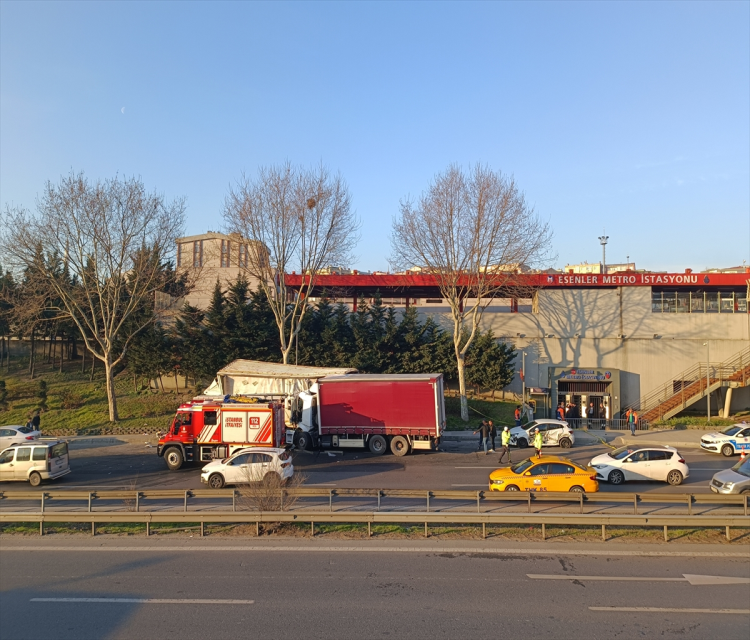 Esenler'de kamyonun park halindeki araçlara çarpmasi sonucu 3 kisi yaralandiMustafa Hatipoglu