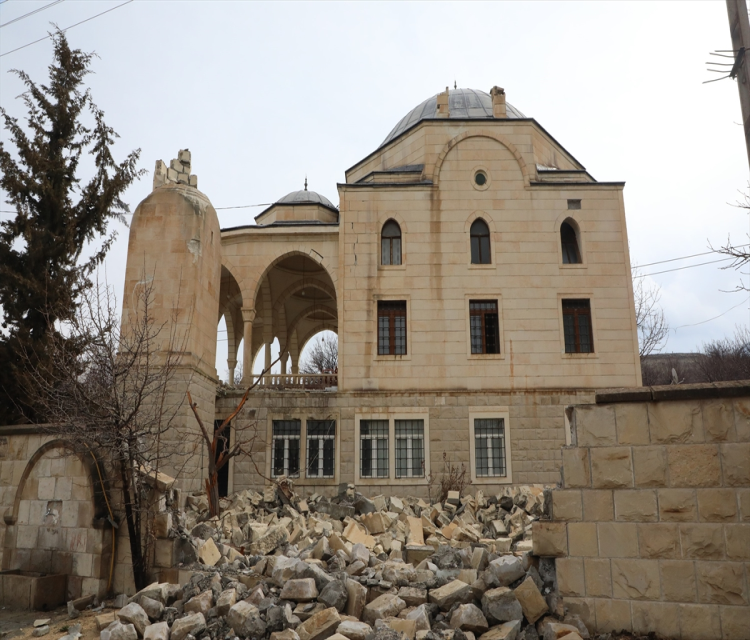 Depremler Malatya'nin Darende ilçesinde 66 camide hasar olusturduAyhan Iscen