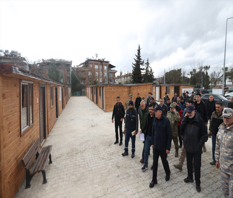 Milli Savunma Bakani Akar, Hatay'da esnaf için kurulan prefabrik çarsida inceleme yaptiSarp Özer