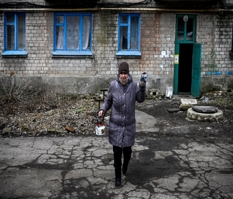 Ukrayna'da yogun bombardiman altindaki Çasov Yar sehri görüntülendiDavit Kachkachishvili- Siddetli çatismalarin sürdügü kentte yasayan Tatiyana:
- "Her gün saldiri oluyor. Bu agir sartlarda yasiyoruz. Evde su ve elektrik yok. Telefon baglantisi yok, hiçbir sey yok"
- Evde yalniz yasayan 80 yasindaki Zina:
- "Durum çok kötü. Savas kötüdür. Her gün saldiri altindayiz"
