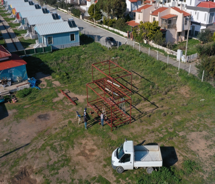 Imece usulü bir araya gelen esnaf depremzedelere konteyner yapiyorTezcan Ekizler- Izmir'in Seferihisar ilçesinde yasayan bir grup esnaf, kendi imkanlariyla yaptiklari 2 konteyner evi deprem bölgesine gönderdi
- Turizmci Hakki Savasan:
- "Eger malzeme olursa haftada 2 ya da 3 tane yapariz. Esim de benim en büyük destekçim. Boyasina kadar o yapiyor"