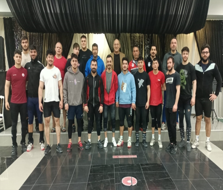 Türkiye Halter Federasyonu Baskani Talat Ünlü, milli sporcularla bir araya geldiHalil Ibrahim Avsar