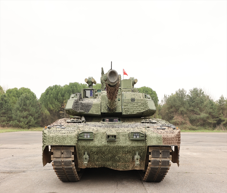 Yeni Altay tanki Türk Silahli Kuvvetleri sinavina hazir (1)Göksel Yildirim- BMC Icra Kurulu Üyesi ve Üst Yöneticisi Murat Yalçintas:
- "Altay tankinin üretimi tamamlandi, 23 Nisan'da, bir bayram gününde Türk Silahli Kuvvetlerine test için teslim etmek istiyoruz"
- "Elimizdeki tank ilk tasarimlari 2000 yilinda yapilmis eski bir tank degil, bu tamamen yeni Altay"
- "Yurt disindan temin edilen güç grubu testlerden geçti, Türk Silahli Kuvvetleri tarafindan da kabul edildi. Su anda Altay tankinin ser