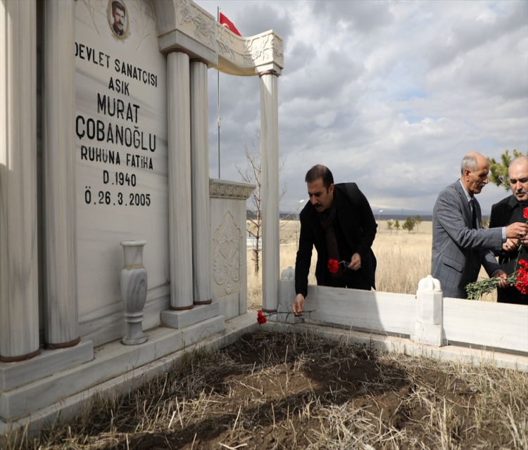 Devlet sanatçisi Murat Çobanoglu, vefatinin 18. yilinda Kars'taki mezari basinda anildiÖmer Tarsuslu