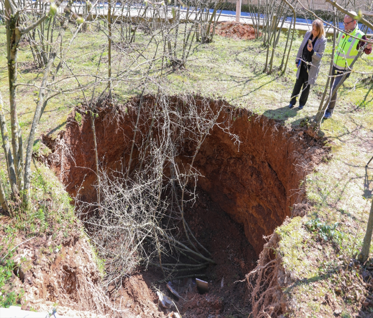 Sakarya'da olusan obrukta teknik inceleme yapildiDavut Genç- Incelemede, obrugun yer alti suyu oynamalari sonucu gelisen magara tavanlarinin çökmesiyle olustugu belirlendi- Paleosismolog Ramazan Demirtas- "Korkulacak bir sey yok çünkü bunlarin daha eskilerini gördük. Bunlar son yüzyil içerisinde degil, son 2 ya da 3 bin yilin olusumu olabilir"