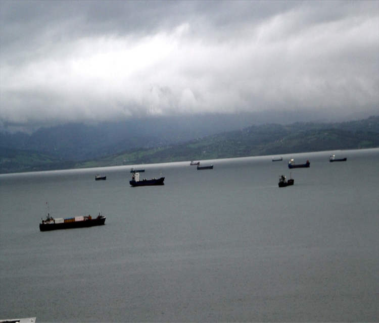Sinop'ta firtina nedeniyle yük gemileri dogal limana sigindiKenan Türkseven