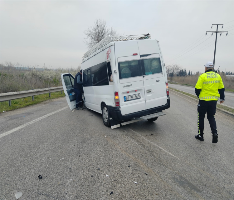 Kirklareli'nde hafif ticari araç ile servis minibüsü çarpisti, 3 kisi yaralandiÇinar Türkmen