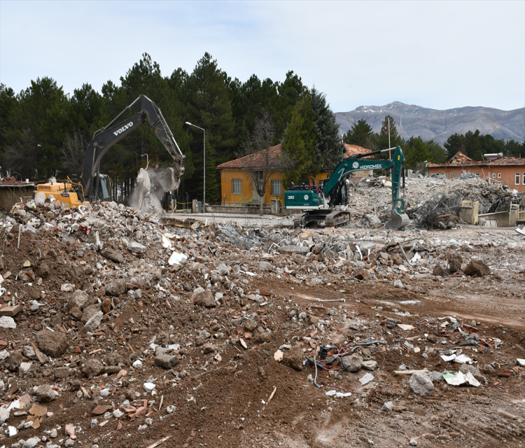 Dogansehir'de 4 bin 600 agir hasarli bina bayramdan sonra yikilacakAbdullah Özkul,Göksel Cüneyt Igde- Ilçede koordinatör olarak görevlendirilen Sivas Valisi Yilmaz Simsek:
- "Ilçemizde yaklasik 14 bin yapi stoku vardi ve bunlardan 4 bin 600'ü agir hasarli duruma geldi"
- "Agir hasarli binalar için bayramdan sonra ayri bir ihale yapilacak ve ihaleyi alan firmalar binalarin yikimina baslayacak"