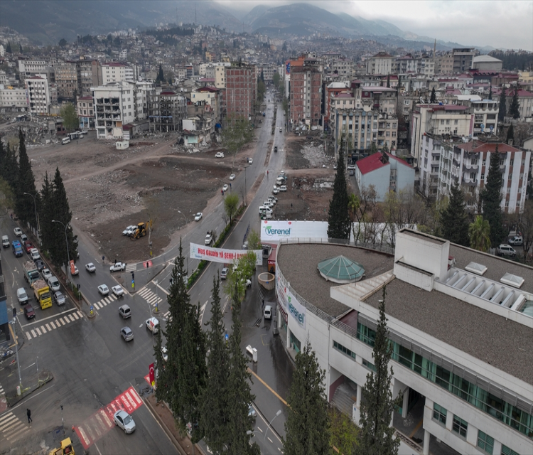 Kahramanmaras'ta bugüne kadar 2 milyon 560 bin metreküp moloz kaldirildiHalil Fidan,Izzet Mazi- Il genelinde her gün 806 kamyon ve 344 ekskavatör enkazlarin kaldirilmasi için çalisiyor- Depremin ilk günü dron ile çekilen görüntüler ile simdiki görüntüler karsilastirildiginda, enkazin kaldirildigi alanlarda büyük bosluklar göze çarpiyor