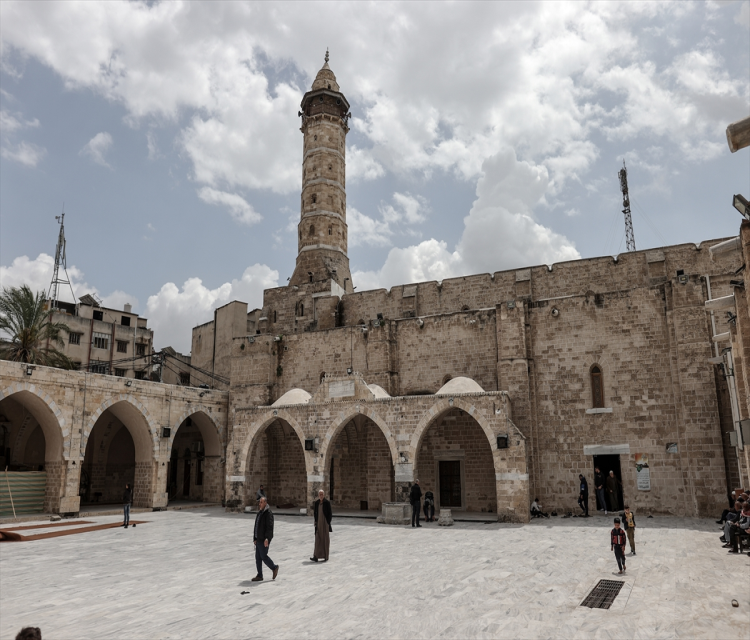 Gazze'deki önemli tarihi eserlerden Ömeri Camisi farkli kültürlerin izlerini tasiyorNour Mahd Ali Abu Aisha,Gülsen Topçu,Hacer Baser- Filistinlilerin "küçük Mescid-i Aksa" olarak tanimladigi Ömeri Camisi, bugünkü seklini alincaya kadar pek çok tarihi olaya taniklik etti