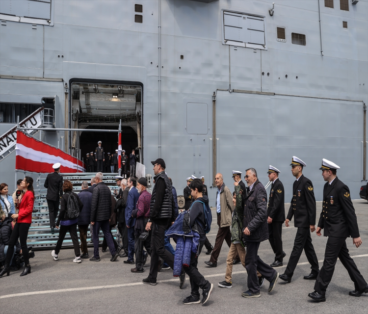 TCG Anadolu gemisi, Sarayburnu Limani'nda ziyaretçi akinina ugradiIbrahim Halil Aktürk