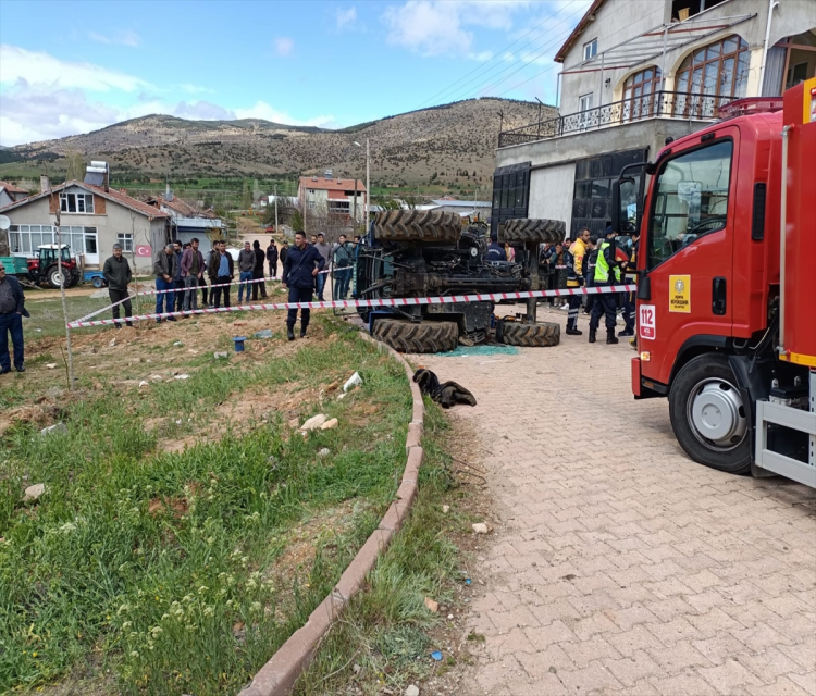 Konya'da traktör devrildi, genç kiz öldü, annesi ve kardesi yaralandiMustafa Kemal Ates,Mehmet Çetin