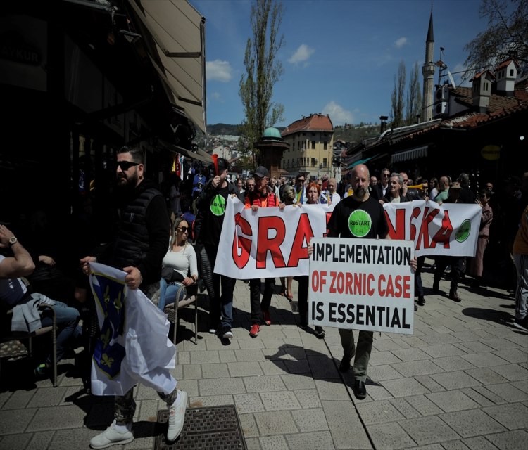 Bosna Hersek'te Yüksek Temsilci'nin "federasyon hükümeti kurulmasi" karari protesto edildiAhmet Nurduhan,Ismail Özdemir