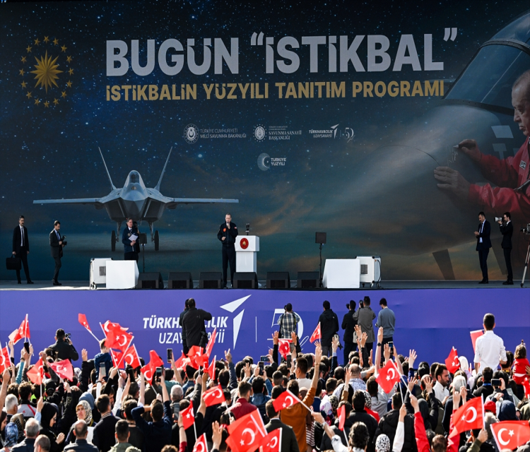 Cumhurbaskani Erdogan, Istikbalin Yüzyili Tanitim Programi'nda konustu: (1)Ali Kemal Akan- Milli Muharip Uçagin adinin "KAAN" oldugunu açiklayan Erdogan:
- "Artik karada, denizde ve deniz altinda, havada, uzayda, her alanda variz. Bugün projelerimizin yeni bir safhasiyla milletimizin karsisindayiz. Yarin insallah çok daha yenilerini görecegiz"
- "Cumhuriyetimizin ilk 80 yili boyunca kimi iktidarlarin beceriksizligi, kimilerinin gayri milliligi sebebiyle ilerleyemeyen, engellenen ve hatta açikça 