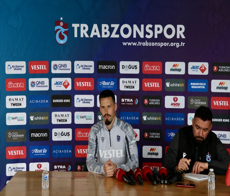 Trabzonspor'un Slovak oyuncusu Marek Hamsik gelecekten umutlu:Selçuk Kiliç- "Su anda takim stabil hale geldi. Yeni bir baskanimiz, uzun yillar kontrati olan bir hocamiz var. Son 2 haftadir futbola yönelik yeni bir bakis açisi var. Artik Trabzonspor'un önü daha açik"
- "Kontratim devam ediyor. Herhangi bir görüsmemiz olmadi"
