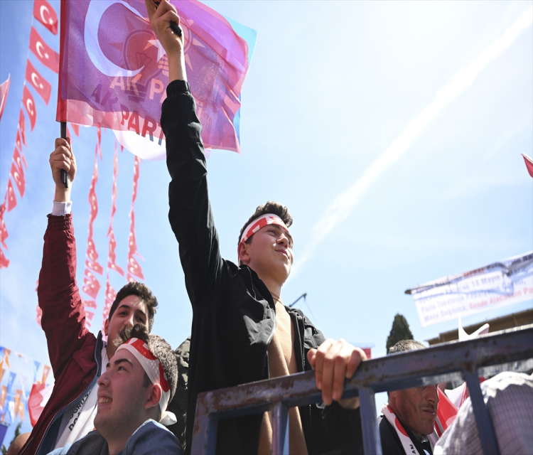 Cumhurbaskani ve AK Parti Genel Baskani Erdogan partisinin Ordu mitinginde konustu: (3)Ahmet Sertan Usul,Ali Kemal Akan,Zafer Fatih Beyaz- "Birileri önce altili, sonra yedili, sonra dokuzlu, ardindan on birli, simdi artik sayilarinin kaça çiktigini bilmedigimiz bir masaya meze yapmak için ugrasiyor, biz Türkiye Yüzyili'yla devletimizi güçlendirmenin, milletimizi zenginlestirmenin projelerini, programlarini yapiyoruz"