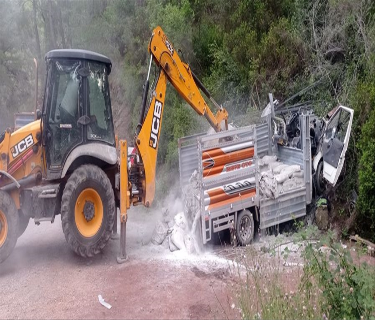Antalya'da kayaliga çarpan kamyonetteki 2 kisi öldü, 1 kisi yaralandiAli Karataç