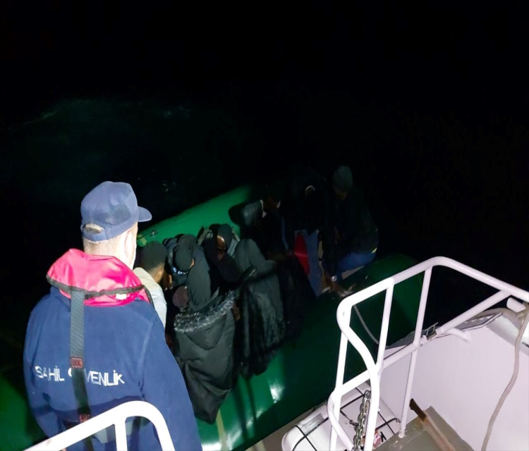 Ayvalik açiklarinda lastik botlardaki 72 düzensiz göçmen kurtarildiMiraç Kaya