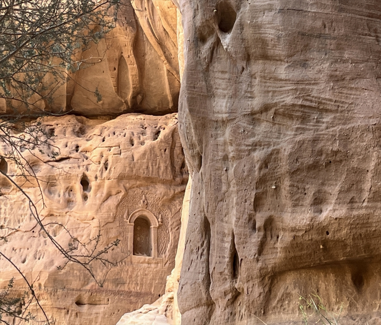 Suudi Arabistan'in tarihi kültür kenti: UlaIbrahim Sipahi,Muhammed Emin Canik- Tarihi 200 bin yil öncesine uzanan Ula, basta Lihyan Kralligi olmak üzere tarih boyunca birçok medeniyete ev sahipligi yapti
- Devasa kayalarin oyulmasiyla yapilan anit mezar El-Ferid Kasri, Suudi Arabistan'da UNESCO Dünya Mirasi Listesi'ne giren ilk yer olma özelligi tasiyor