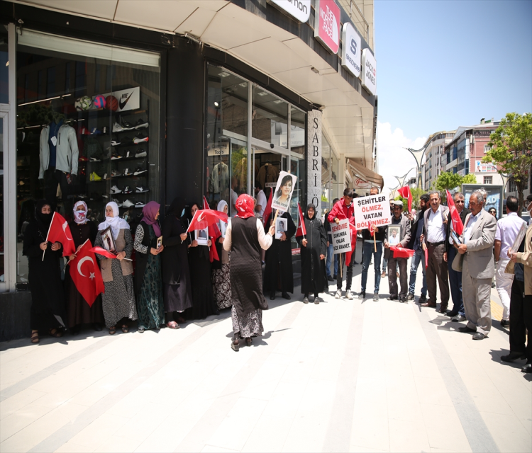 Vanli aileler HDP Il Baskanligi önündeki eylemlerini sürdürdüNecat Hazar,Nazli Timur