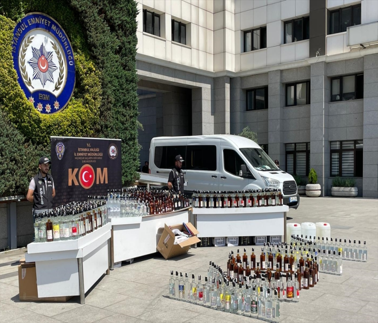 Istanbul'da sahte içki operasyonunda yakalanan 2 süpheli tutuklandiEmrah Gökmen