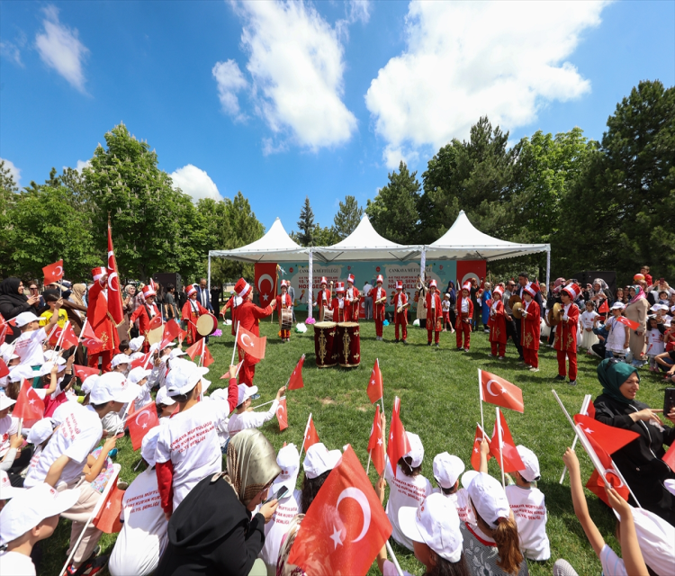 Diyanet Isleri Baskani Erbas, 4-6 Yas Kur'an Kurslari 10. Yil Senligi'ne katildi:Firat Tasdemir- "Vatanini, bayragini seven gençleri yetistirmenin gayreti içerisindeyiz"