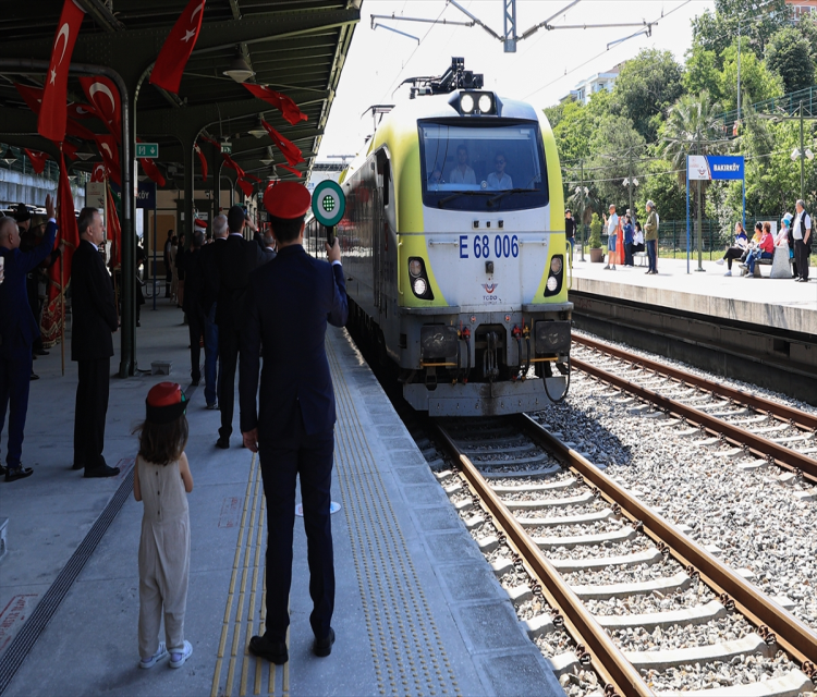 Paris'ten yola çikan tarihi Orient Express Istanbul'a ulastiUgur Aslanhan- 57 yolcusuyla 3 Haziran'da Paris'ten yola çikan tarihi Orient Express treni, Viyana, Budapeste, Sinai, Bükres ve Varna üzerinden geçerek bugün Istanbul'a ulasti