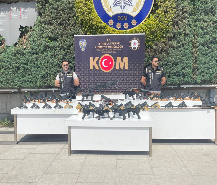 Istanbul'da suç örgütlerine silah temin eden 5 süpheli tutuklandiEmrah Gökmen