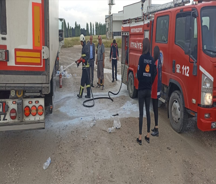 Amasya'da seyir halindeki tirin dorsesinde yangin sonucu hasar olustuHülya Turan