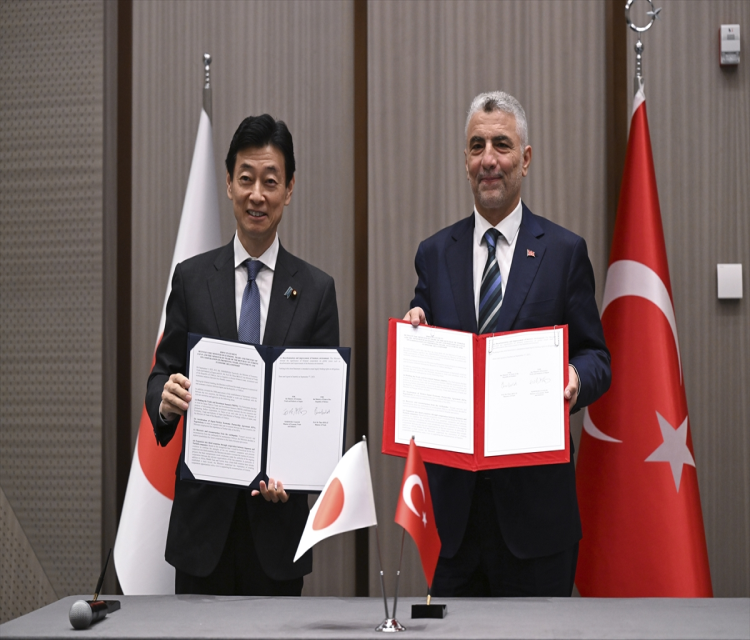 Türkiye-Japonya Is ForumuAbdulselam Durdak- Ticaret Bakani Ömer Bolat:
- "Türkiye ve Japonya arasindaki ikili ticaret hacmi 2022 itibariyla 5 milyar dolar seviyesini asmis durumdadir. Ticaretimizin 2023 yilinin sonunda ise 6 milyar dolar sinirini asacagini öngörmekteyiz"
- "Japonya'nin dünyada yaklasik 2 trilyon dolari bulan yurt disi dogrudan yatirim portföyü içinde Türkiye'deki payinin daha fazla artmasini da gönülden bekledigimizi ifade etmek istiyorum"