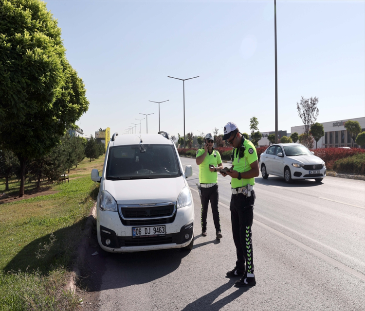 Sivas'ta polisin "dur" ihtarina uymayan araçta 8 düzensiz göçmen yakalandiSerhat Zafer