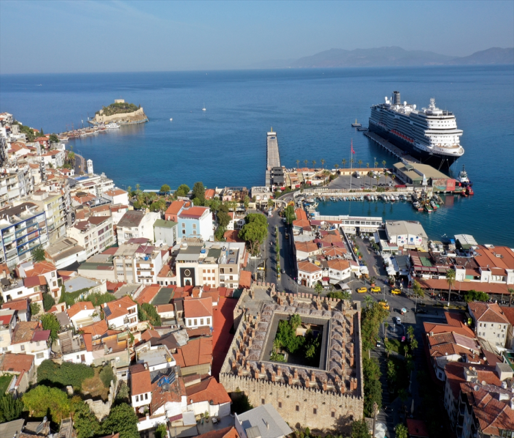 Kusadasi'na dev kruvaziyerle 2 bin 600 turist geldiFerdi Uzun