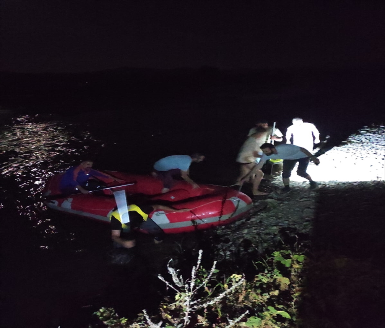 Bingöl'de baraj kapaklarinin açilmasiyla nehirde mahsur kalan 2 kisi kurtarildiAhmet Dengesik