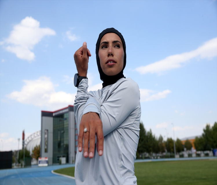 Milli atletten Paris 2024'te Fransiz sporcular için basörtüsü yasagi kararina tepkiErgün Haktaniyan- Kayseri'de antrenman yapan Burcu Subatan:
"Olimpiyatlar zaten bütün din, dil, irk, her kesimden, her yasantidan insanlari baris ve birlik için ayni çatinin altinda toplayan bir oyundur"