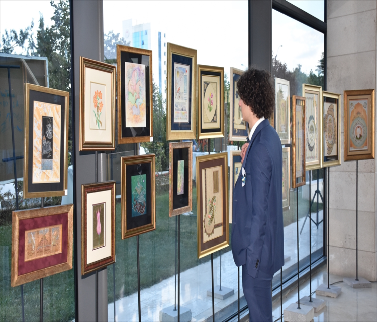 Farkli sanat dallarindan eserlerin yer aldigi karma sergi Ankara'da açildiIsa Toprak
