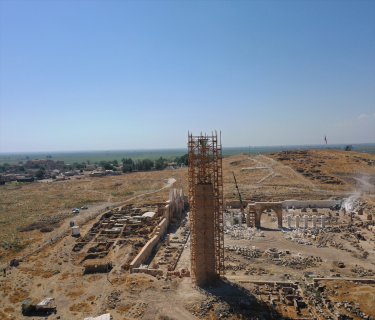 Harran'in depremlerde hasar gören 13 asirlik simge minaresi onariliyorRauf Maltas- Emeviler döneminde yaptirilan Ulu Cami'nin en büyük kalintisi olan ve "asrin felaketi"nde 11 metresi agir hasar alan minarede baslatilan restorasyon çalismasinin yarisi tamamlandi
- Harran Ören Yeri Kazi Baskani Prof. Dr. Mehmet Önal:
- "Su an depremden etkilenen tugla kisminin restorasyon çalismalari minarede basladi, 10 metrelik tugla kismi tamamen söküldü"
 