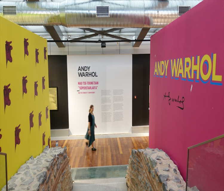 "Andy Warhol-Istanbul" pop-art sergisi ziyarete açildiAhmet Esad Sani- Küratör Nurgül Senefe:
- "Popüler sanatiyla herkese hitap eden Andy Warhol'un, Beyoglu Kültür Yolu Festivali'nde 10 eserle yer almasi bence çok anlamli ve keyifli"
- "Sanatçinin ikonlasmis, özellikle de koleksiyon degeri tasiyan eserlerini görmek isteyen ziyaretçilerimizi Emirgan'da Lale Müzesi'ne bekliyoruz"
