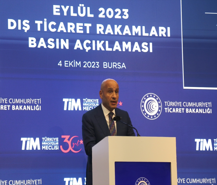 Ticaret Bakani Ömer Bolat, eylül ayi ihracat rakamlarini açikladi: (1)Sinan Balcikoca,Cem San- "Eylülde ihracatimiz yillik yüzde 0,3 artisla 22 milyar 670 milyon dolar olarak gerçeklesti. Cumhuriyet tarihimizin en yüksek eylül ihracatina ulastik"
- "3 aydir ihracatimiz sürekli yükselen bir seyir gösteriyor. Bu önemli bir basari. Dünya konjonktürüne ragmen Türkiye'deki bazi dogal afet olumsuz etkilerine ragmen bundan büyük bir memnuniyet duyuyoruz"