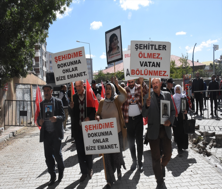 Vanli aileler çocuklarina kavusmak için HDP Il Baskanligi önündeki eylemlerini sürdürdüNevzat Umut Uzel,Nazli Timur